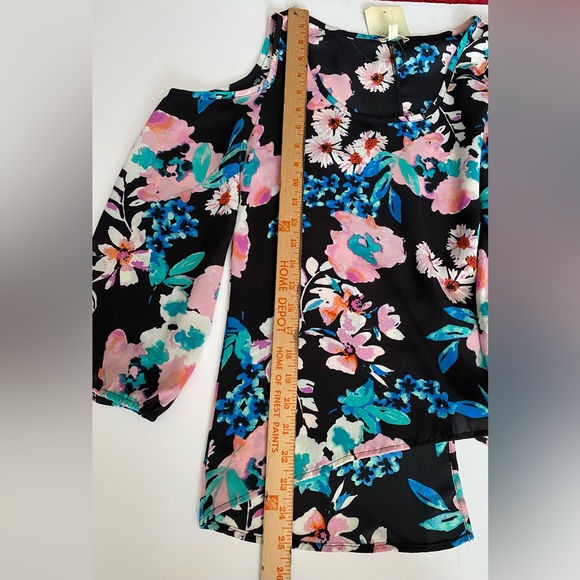 Lily White Nordstrom Tops Beautiful Printed Blouse With Shoulder Cut Outs, XS - Picture 6 of 16